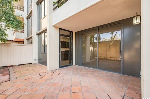 345 Pioneer Dr, Glendale CA  91203-1787 exterior