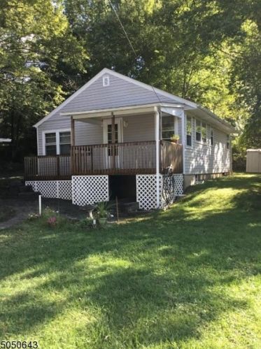 327 Teetertown Rd, Califon, NJ 07830-4007