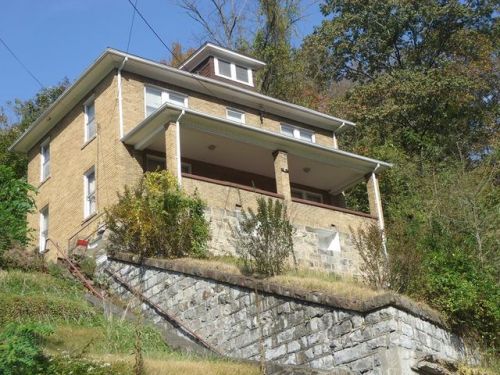 84 Court St, Havaco, WV 24801-2228