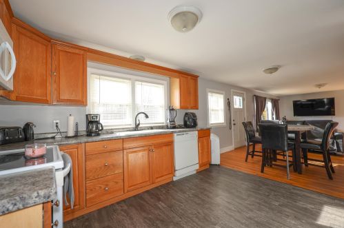 4 River Rd, Allenstown, NH 03275-1806