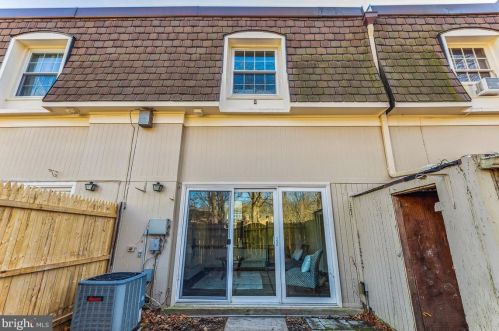 8112 Kingsway Ct, Springfield VA  22152-1158 exterior