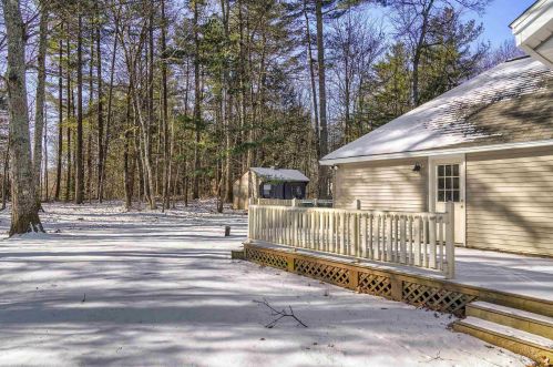 1 Cherokee Ct, Londonderry NH  03053-2635 exterior