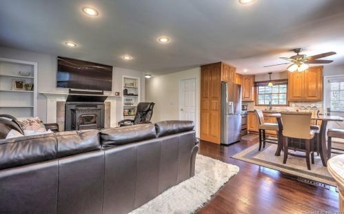 31 Lorraine Dr, Upper Stepney, CT 06468-1305