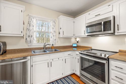 7909 Pebble Brook Ct, Springfield VA  22153-2618 exterior