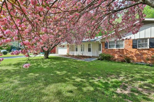 325 Greenwood Dr, Lilburn, GA 30047-5920