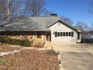 3469 Point View Cir, Gainesville, GA 30506-1468