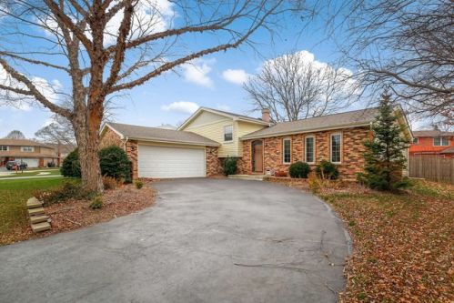 1259 Brook Crossing Ct, Naperville, IL 60564-8927