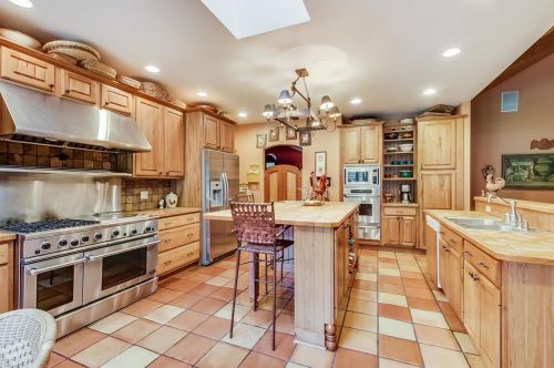 8901 Maple Ave, Willowbrook IL 60527-6469 exterior