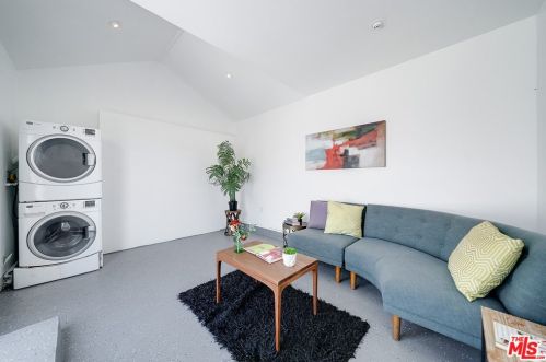 1350 Carlton Dr, Glendale CA  91205-1421 exterior