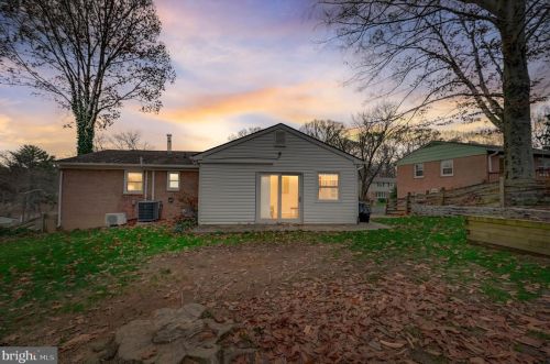 7203 Hadlow Dr, Springfield VA  22152-3529 exterior