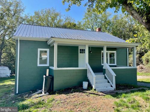 8150 Martinsburg Pike, Shepherdstown WV  25443-4402 exterior
