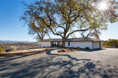 3851 Mark West Station Rd, Windsor, CA 95492-9674