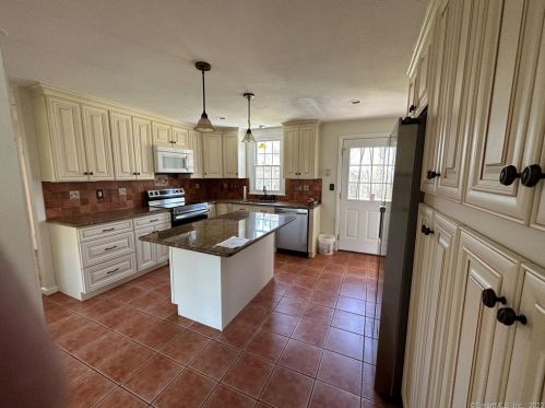 9 Overlook Pl, Huntington CT  06484-2508 exterior