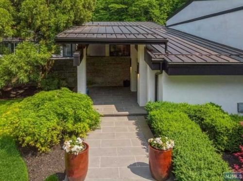 53 Kennedy Dr, Cresskill, NJ 07626-1714