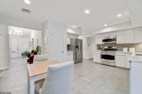 16 Knollwood Dr, Town Center NJ  07052-2406 exterior
