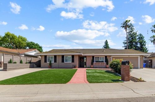 8712 Lodestone Cir, Elk Grove CA  95624-2520 exterior