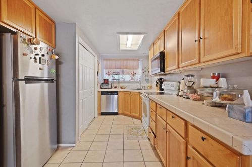 572 Pirinen Ln, Modesto, CA 95354-2037