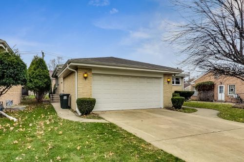 8214 Mango Ave, Morton Grove, IL 60053-3554