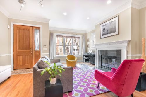1341 School St, Chicago, IL 60657-1415