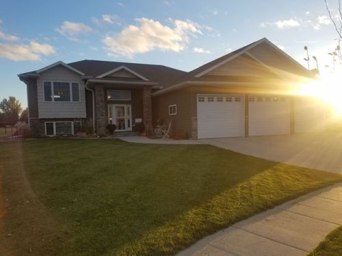 556 Martins Ave, Casselton, ND 58012-3915