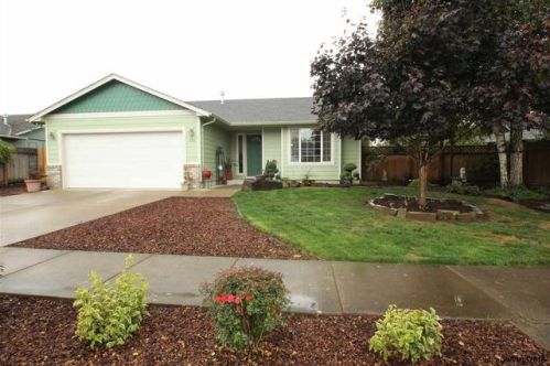 958 Mountain River Dr, Lebanon, OR 97355-3895