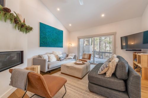 15482 Donner Pass Rd, Truckee, CA 96161-3670