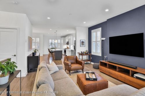 2 River St, Tinton Falls NJ 07701-1324 exterior