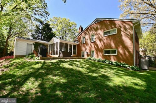 6700 Harwood Pl, Springfield VA  22152-2419 exterior
