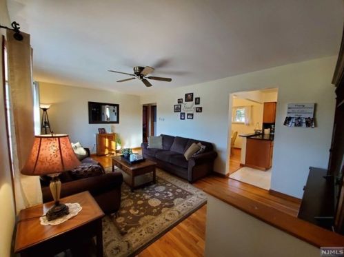 48 Knolls Rd, Bloomingdale, NJ 07403-1548
