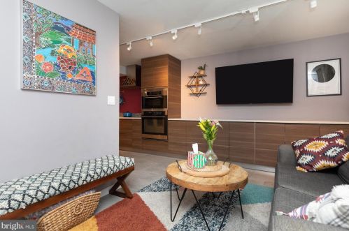 1213 Kater St, Philadelphia, PA 19147-1817