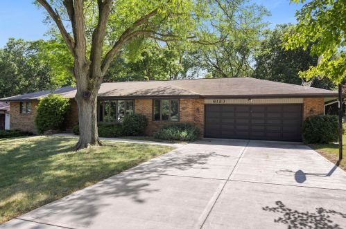 6123 Mission Trl, Rockford, IL 61109-4117