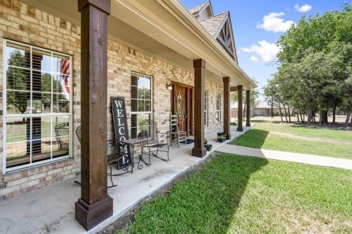 32 Branding Iron Dr, Morgans Point, TX 76513-6502