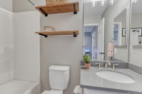 6051 Valdai Way, Aurora CO 80015-6521 exterior