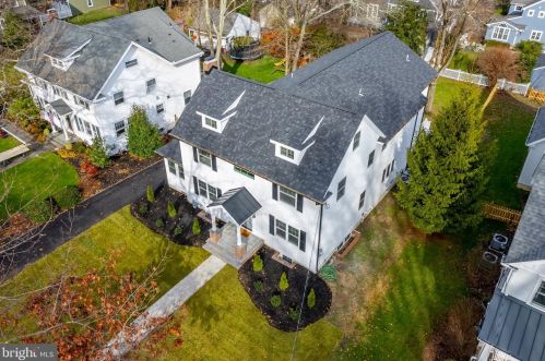 323 Hickory Ln, Tavistock, NJ 08033-3813