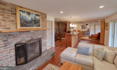 1635 Riverview Dr, Toms Brook, VA 22660-2204