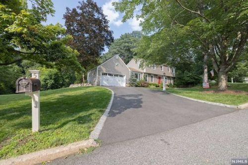 5 Monroe Dr, Mahwah, NJ 07430-2832