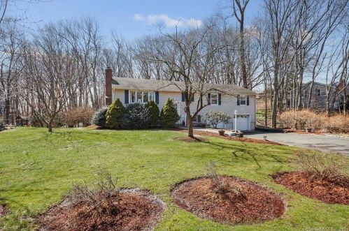 19 Lakewood Dr, Norwalk, CT 06851-1040
