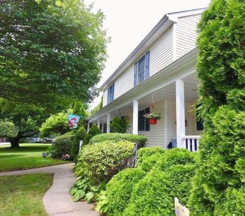 8 Rhody Dr, Westerly, RI 02891-2921
