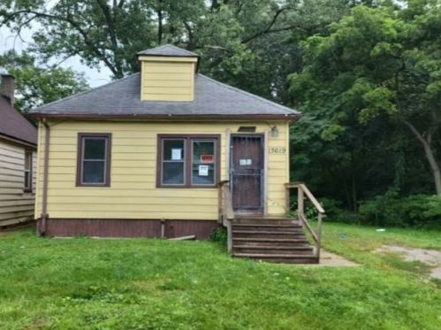 13619 Monticello Ave, Robbins, IL 60472-1525