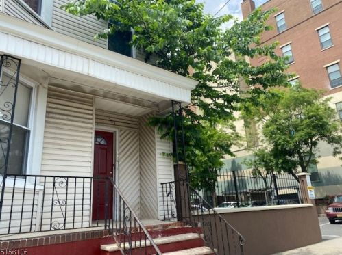 563 Hunterdon St, Newark, NJ 07108-1913