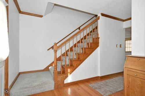 3240 Barnes Ln, Naperville, IL 60564-5167