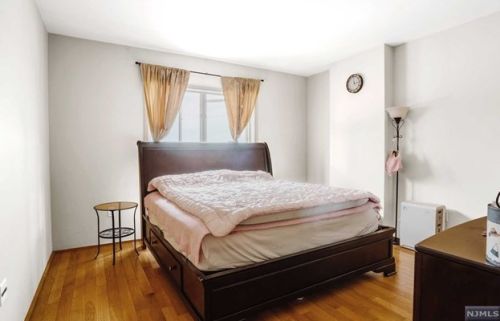 1102 City Pl, Edgewater, NJ 07020-3135