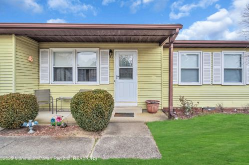 39 Central Ave, Lakehurst, NJ 08759-2231