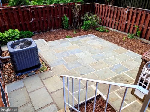 8069 Powderbrook Ln, Springfield VA  22153-2927 exterior