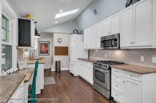 4 Marvin Rd, Middletown NJ 07748-2814 exterior