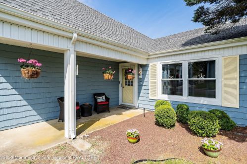 16 Reigate Ln, Lakehurst, NJ 08759-6606