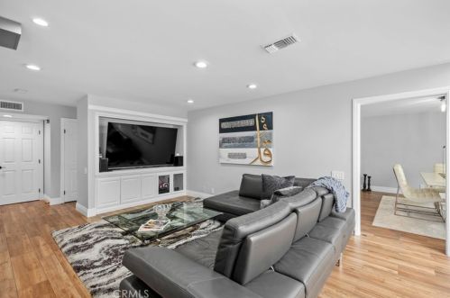 10 Vispera, Irvine CA  92620-2127 exterior