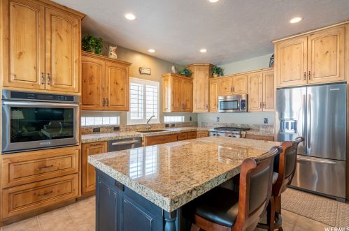 1238 Bateman Pt Dr, Taylorsville UT 84084-2590 exterior