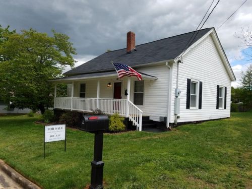 107 7th Ave, Easley, SC 29640-2917