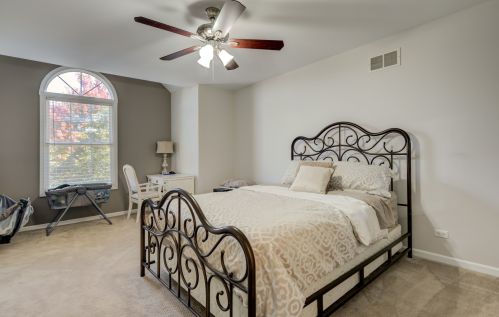 890 Somerset Dr, Carol Stream IL  60188-6078 exterior